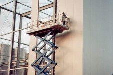 Wandmontage mit Kran und Hubsteiger